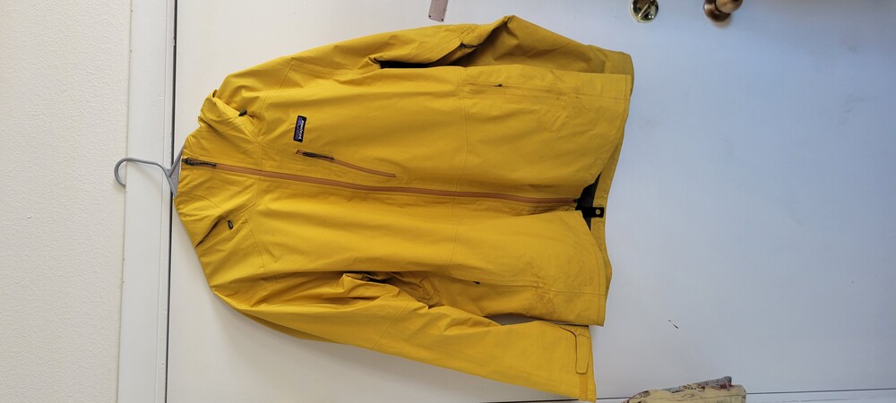 Patagonia Descensionist Jacket Men s M and Powder Town Jacket Mens s XL La Sportiva Miuras EU 41