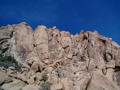 Yasmine Bleeth climbs the left side of the light-colored central buttress; Dos Chichis climbs the right side of the same buttress.