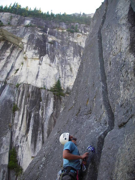 The splitter 5.10b offwidth variation to pitch 7.  Isn't it beautiful?  I'm a sucker for offwidths...  Too bad the #5 I lugged up there wouldn't do anything for me.