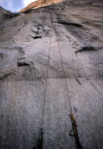 Looking up fixed lines on "Mirage", 1985.<br>
Photo by Blitzo.