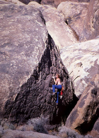 Bouldering at Alabama Hills.<br>
Photo by Blitzo.