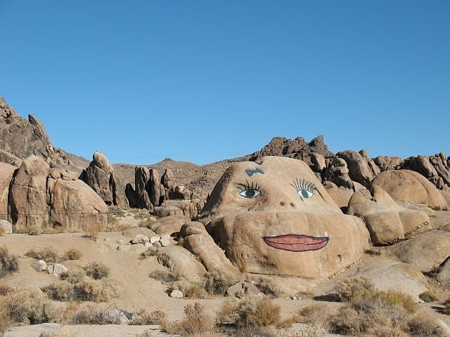 Roadside art in the Alabama Hills, Sierra Eastside <br>
