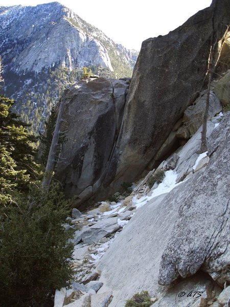 Warm Up (5.9) takes the clean crack left of the Blade Runner (5.12a/b) arete, exiting the right crack in the Y. 