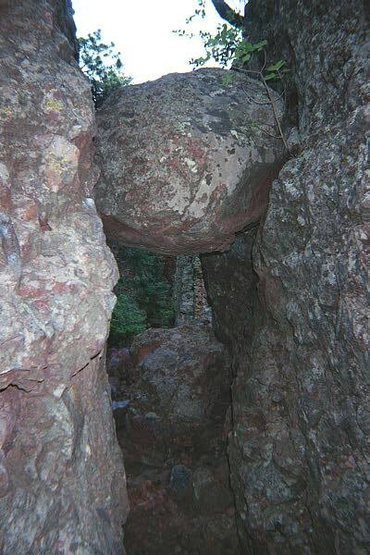 The chockstone guarding the path to the Schoolhouse Slab.