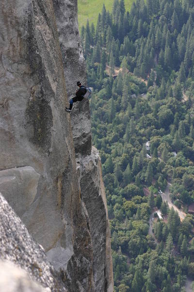 The 2-rope rap down into the notch.