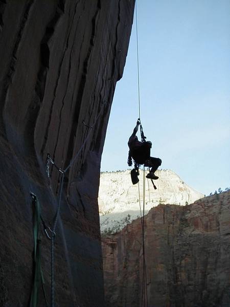 Jason Stevens juggin the 6th overhanging pitch on Desert Shield, Zion.