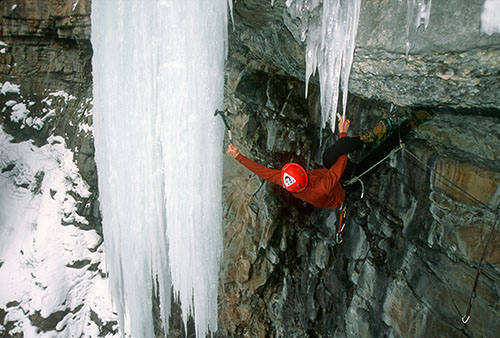 This was taken a few weeks after the curtain fell 2001 (which happens every year). The curtain falls then reforms about 2 feet away from its original position, that is if your careful not to break it loose again. Yep, it's a stretch but if you just climb the ice a couple feet you have a great screw placement.<br>
