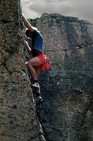 Bouldering at Faultline.<br>
Photo by Blitzo.