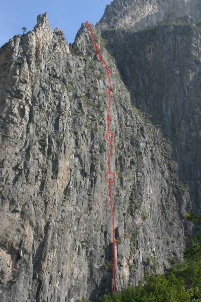 The approximate path of Treasure of the Sierra Madre.  Small circles indicate the approximate locations of the belays while the larger ones show climbers on the wall.