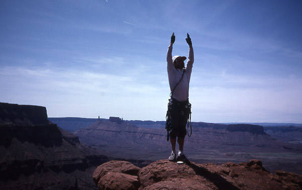 Greg Epperson makes the field goal. Titan summit after ascent of Sun Devil Chimney.<br>
Photo by Todd Gordon.