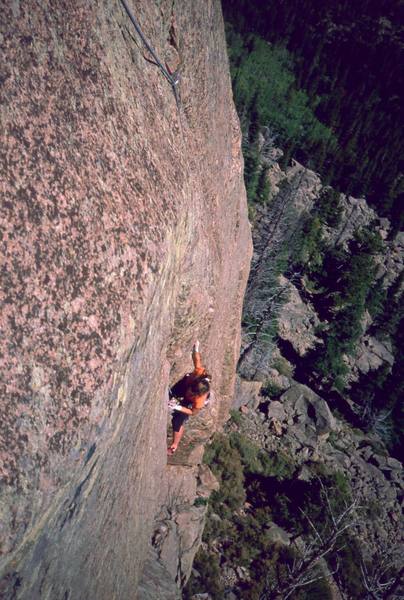 Sylvia Luebben follows P1 of 'Days In Heaven (10d)' on Rock Of Ages in Estes Park, CO. Photo by Tony Bubb, August 2002.