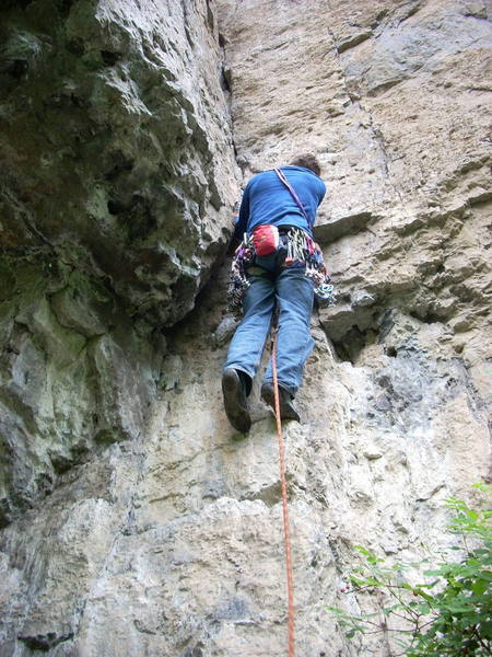 fun trad climb, rigth of the huge overhang climbs. bring standard rack up to #3 cam. whatch out for the spidy webs.