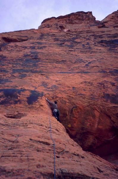 Tony Bubb starts up 'Roar Of the Greasepaint (10a)' in Snow Canyon. Photo by Joseffa Meir, 11/03.