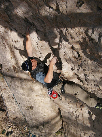 Shawn T. entering the niche below the crux on Latrans (Kiri Namtvedt photo).