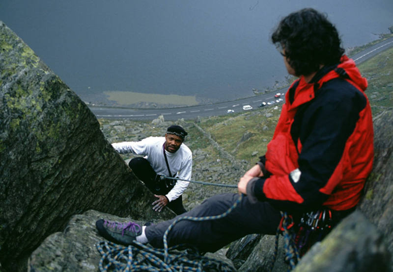 Tony rounding The Bivalve after finishing the hand-traverse. (c) Scott Nomi.