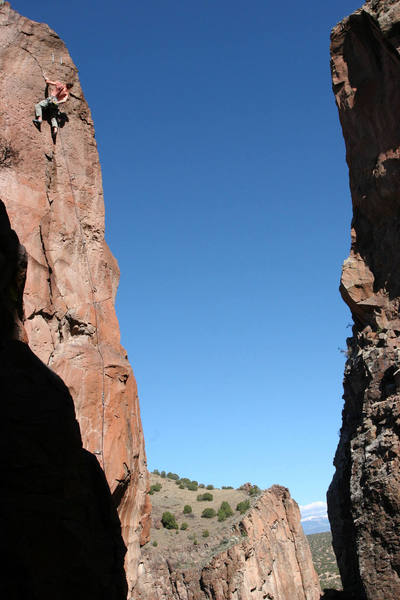 Josh Smith cruising the crux of Venarete. Skyline Arete is clearly shown on the right with the last two pitchs of Sun Devil in-between in the distance.