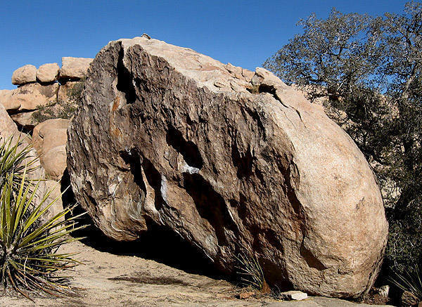 Chuckawalla Boulder.<br>
Photo by Blitzo.