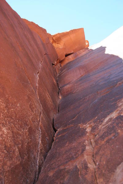 Both the crack in the corner and the left face are handy to use. Anchor's on the right, where the crack gets wide.