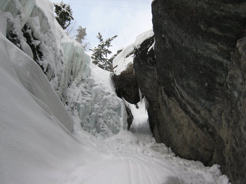 Thick ice but lots of snow make for a short climb in Chockstone Chimney on February 23, 2008.<br>
<br>
Photo by Matt Newman