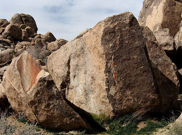 A near-by boulder with a short arete problem on great rock.<br>
Photo by Blitzo.