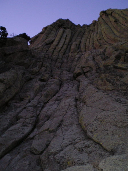 either obvious crack will lead to good belay anchors