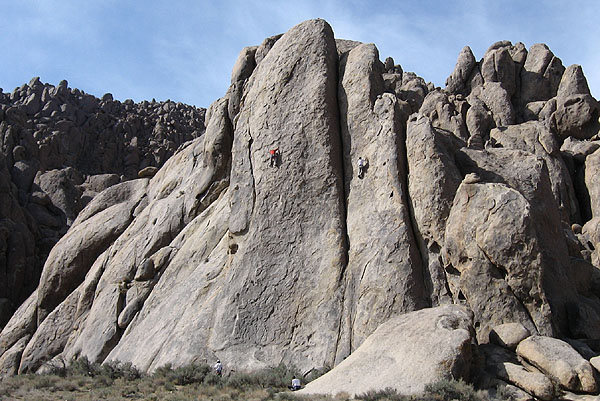 Climbers on The Tall Wall.<br>
Photo by Blitzo.