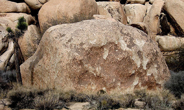 Flakey Boulder.<br>
Photo by Blitzo.