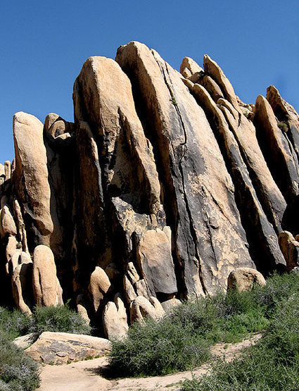 Lightning Bolt Crag.<br>
Photo by Blitzo.