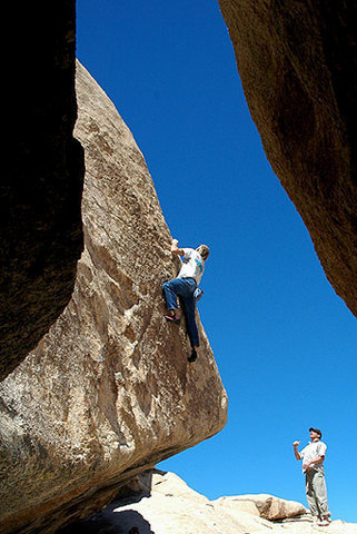 Bouldering at Alisters Cave area.<br>
Photo by Blitzo.