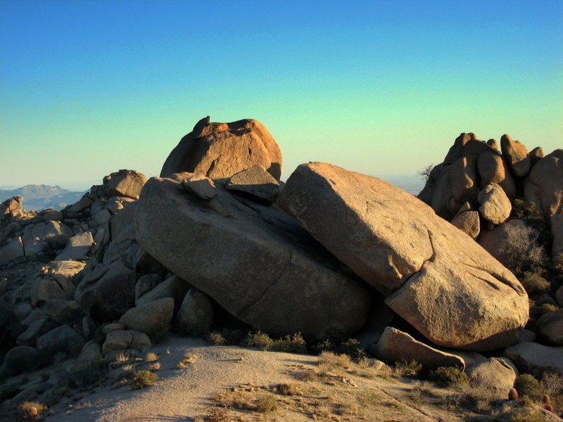 A good look @ The Waffles, as I like too say, and the most difficult & or challenging<br>
Boulder problem in the range, V10+. Terribly thin right leaning finger seem/crack! <br>
Easier ways to butter your waffles! :)<br>
