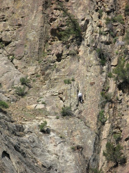 April 25, 2008 - Bolting "Blue in Green". The climb follows the line of the rope.<br>
Photo by Alain Delmas.