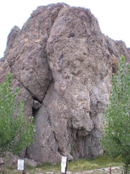 South face, with obvious chockstone and Pigeon Crack.