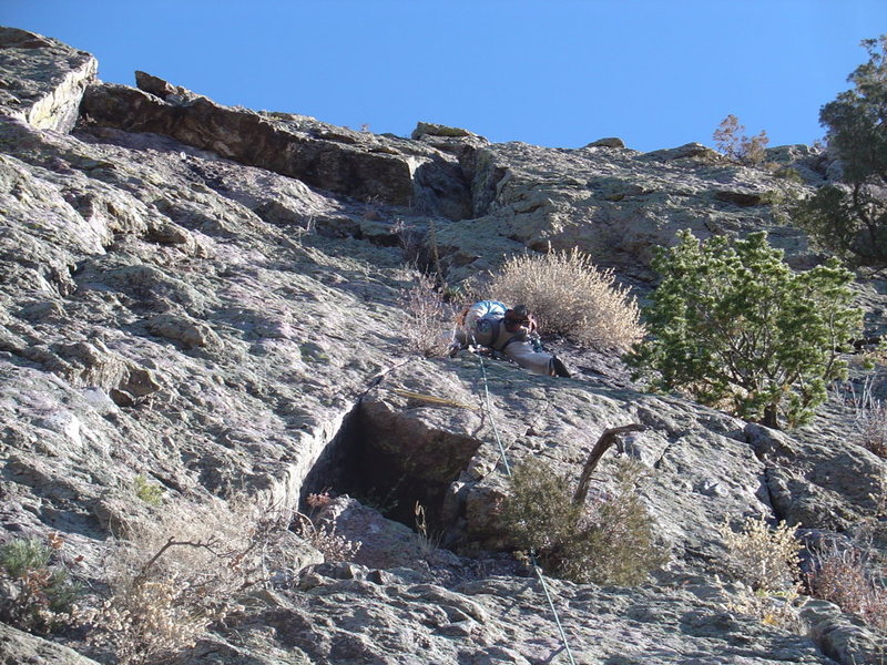 Scott climbing just above the rectangular cutout on p1 of Juniper Overhang (Nov. 26, 2006).