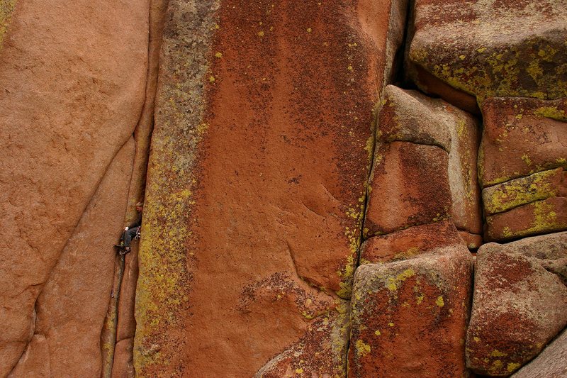 Scott taking a well deserved rest on a warm-up burn.  Off width, hand crack, stemming masterpiece on beautiful rock.  You have got to love the Voo.