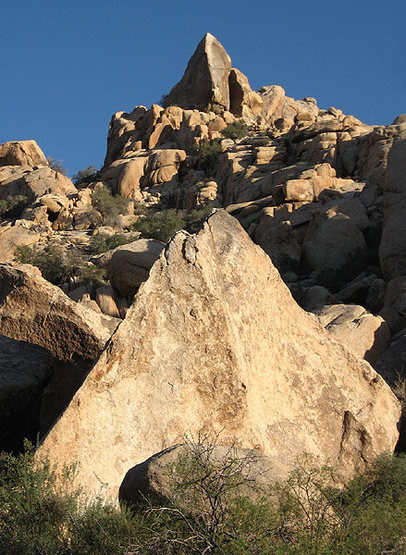 The Bulkhead seen above a triangular boulder in Rattlesnake Wash.<br>
Photo by Blitzo.