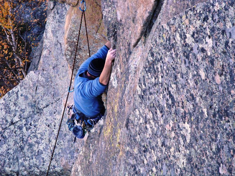 Shannon Twomey commits to the beginning of the 30' long crux on Somewhere East of Fresno.