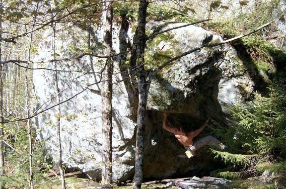 Bouldering on the Notch Road, V-hard