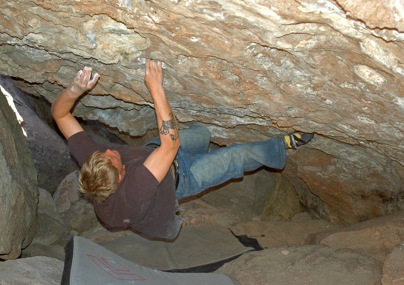 Nate Bowe on 'El Hueco de Hunta' v5, one the best roof problems in the valley