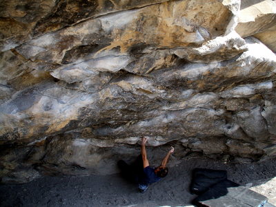Morrison bouldering master Rufus Miller traverse training in the Black Hole, Morrison Wall, photo: Bob Horan.