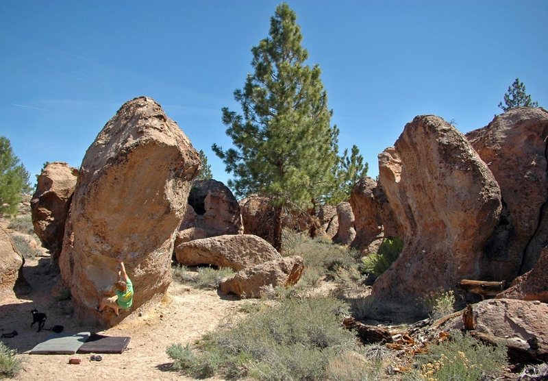 Jordan Winters on 'Deal with the Devil' v3, 'Devil Boulder' in the Wash Area.