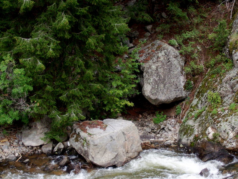 Shark Boulder protruding off the shores of Middle Boulder Creek.