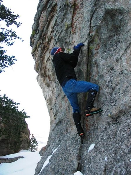 Jason boulders out the start of KP109 in January 2004.