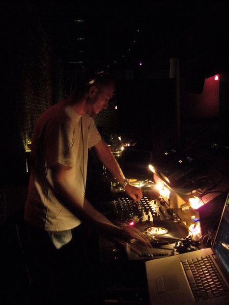 Dj Ryno doin his thing<br>
