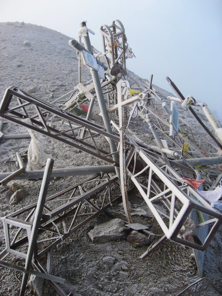 An unfortunate tangle of steel rubble marks the true summit.