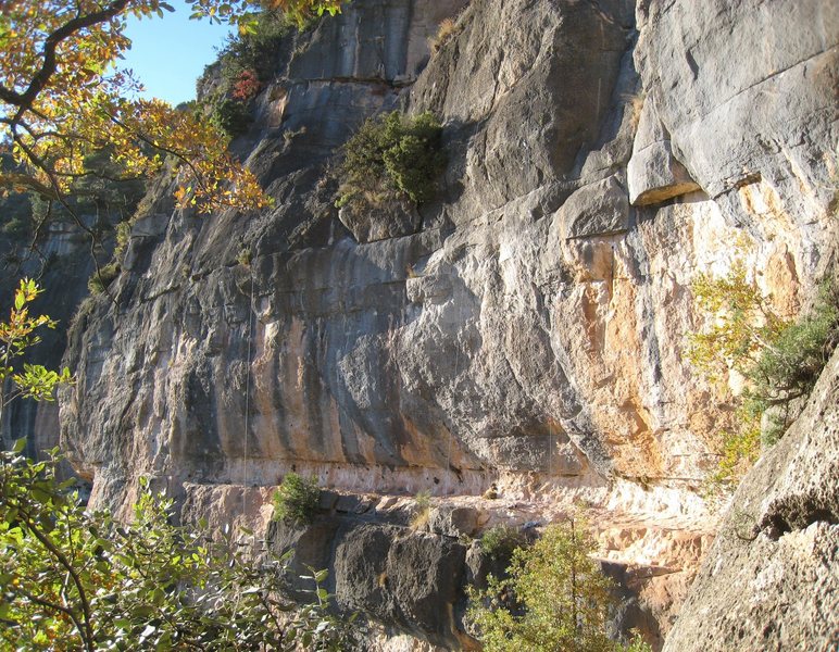 The high ledge on the right end of Campi.  There are ~10 routes that start from this ledge.  Just right of center, the rope is on "Rodriguez & Rodriguez".