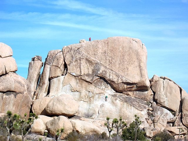 Sidewinder Rock - West Face with climbers on Sidewinder (5.10b), Joshua Tree NP<br>
