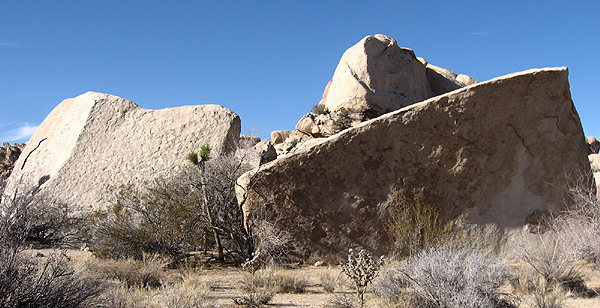 Indian Wave Boulders. <br>
Photo by Blitzo.