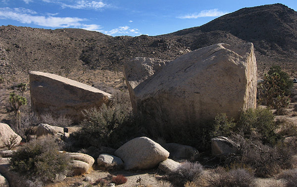 Indian Wave Boulders.<br>
Photo by Blitzo.