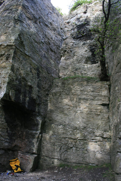 The entire route, not sure what the rusty metal hoop at the top of the crag is from.