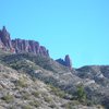 angular unconformity. Queen's Creek, AZ.<br>
paleozoic (?) limestone layers angle SW to NE. Originally deposited horizontally, the limestone layers have been faulted to SW/NE position. Volcanic rocks subsequently were deposited.